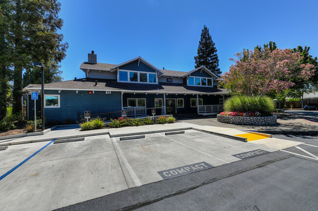 Oficina de arrendamiento de Salishan - Salishan Apartments