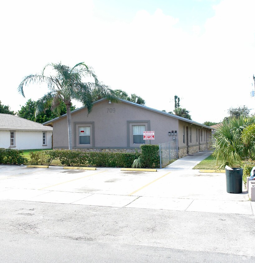 Foto del edificio - 709 NW 7th Ter