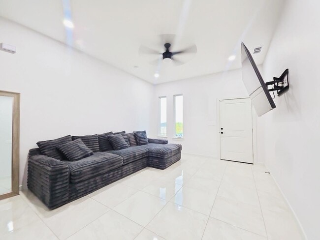 Foto del edificio - 2316 Mango Rd