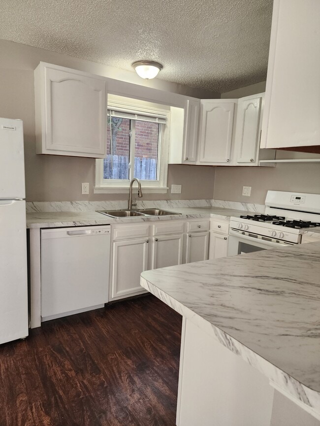 Foto del edificio - 8619 Republic Ave