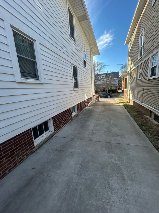 Building Photo - 1439 Vassar Dr