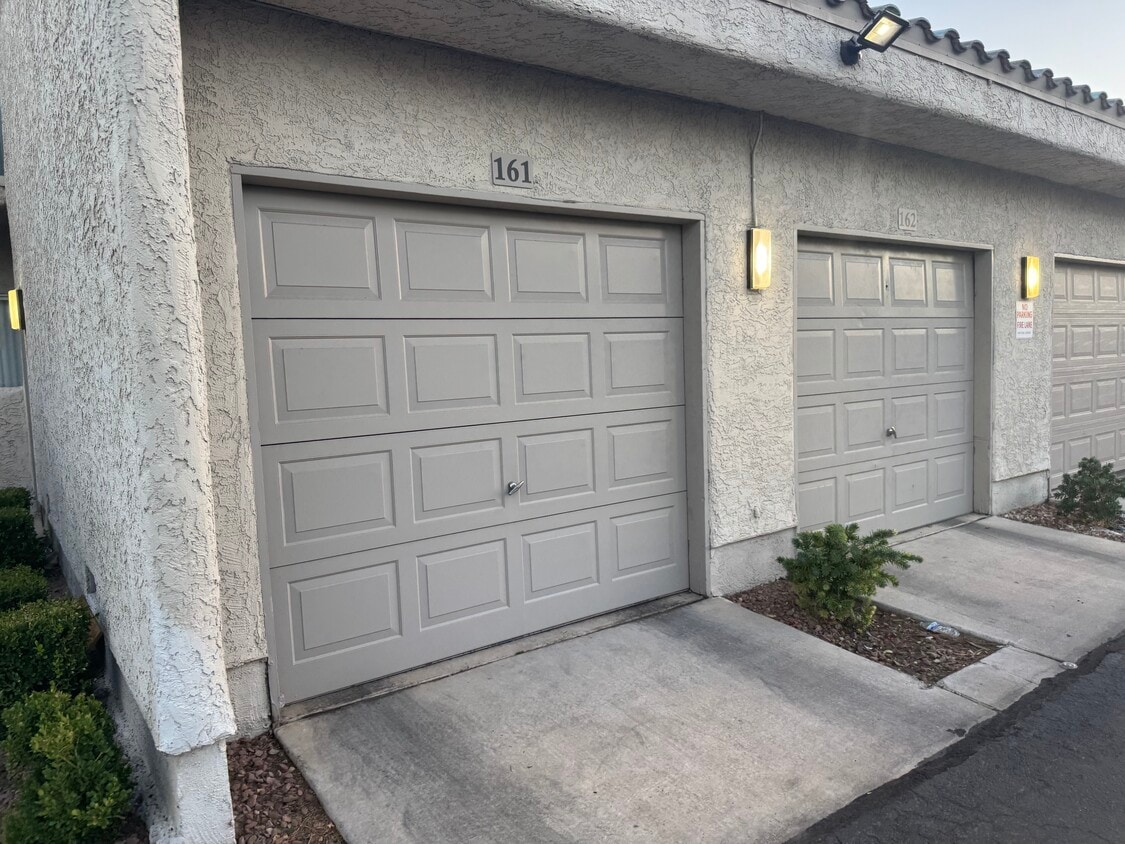 Private Garage - 6250 W Flamingo Rd