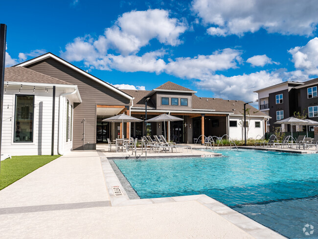 Pool & Outdoor Lounge - The Waters at Crestview