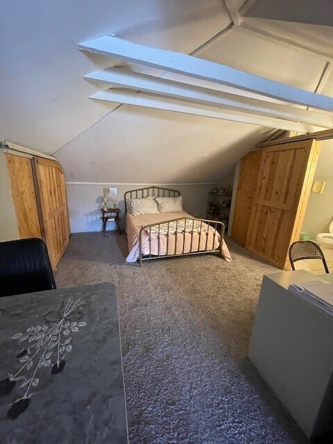 Dormitorio tipo loft, la puerta del granero izquierda es para almacenamiento, la puerta del granero derecha es para el baño/armario - 802 N College Ave