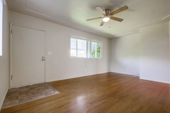Building Photo - 2 bedroom, 1 bath home located in the Coll...