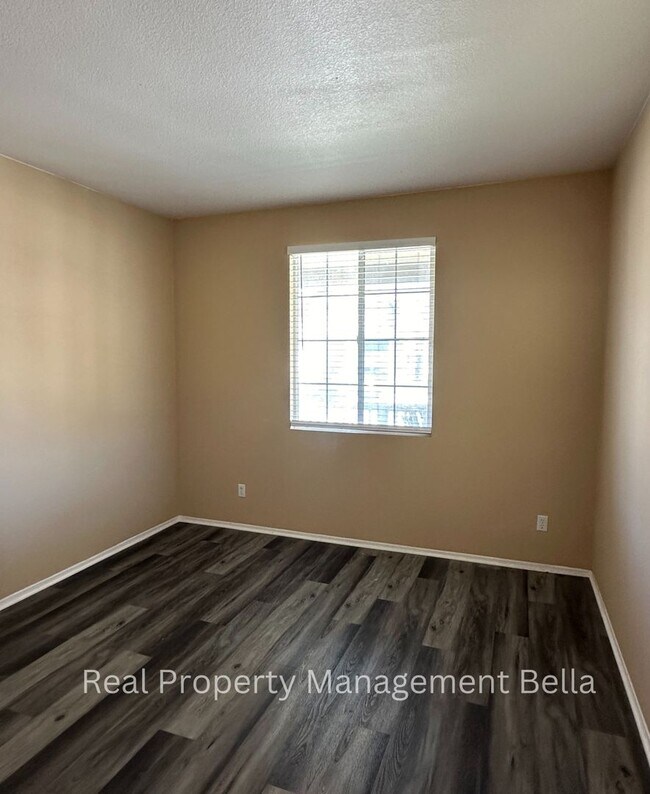 Foto del edificio - Charming Perris Hideaway: Spacious 3-Bedro...