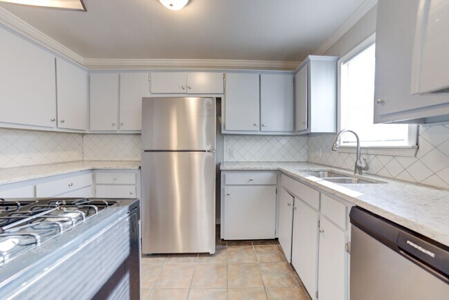 Foto del edificio - Recently Renovated and Ready For You!! 3 B...