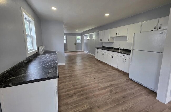 Building Photo - 2124 Cincinnati Ave