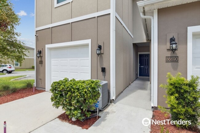 Building Photo - Beautiful End Unit Townhome!