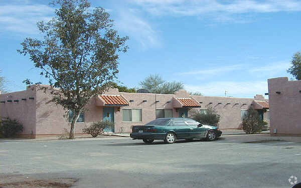 Primary Photo - 3610 E Glenn St