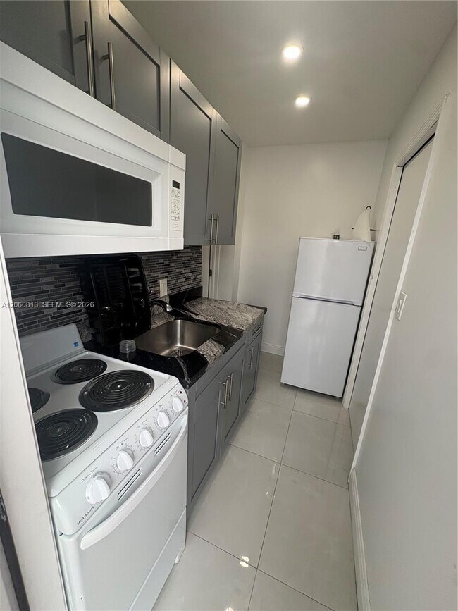 Building Photo - 2400 Casablanca Dr