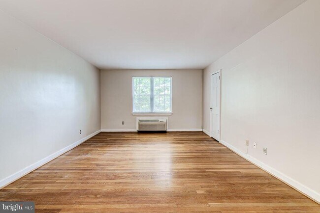 Building Photo - 109 E Glebe Rd