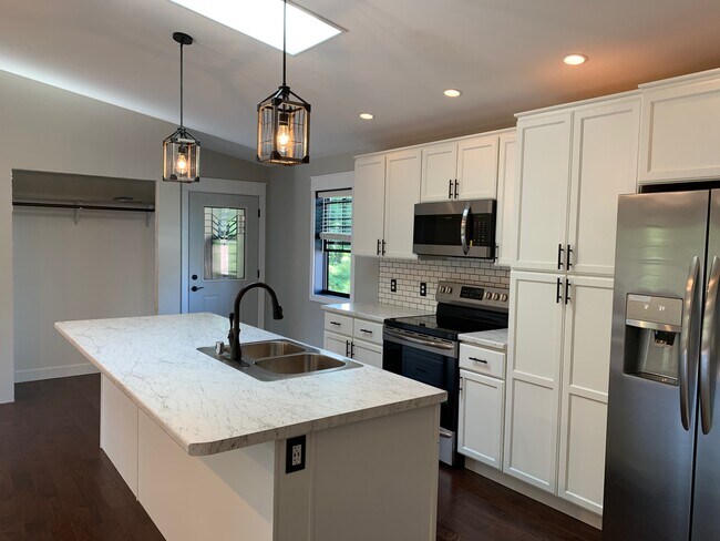 ISAND DE COCINA CON LAVABO Y LAVAPLATOS - 713 Washington St