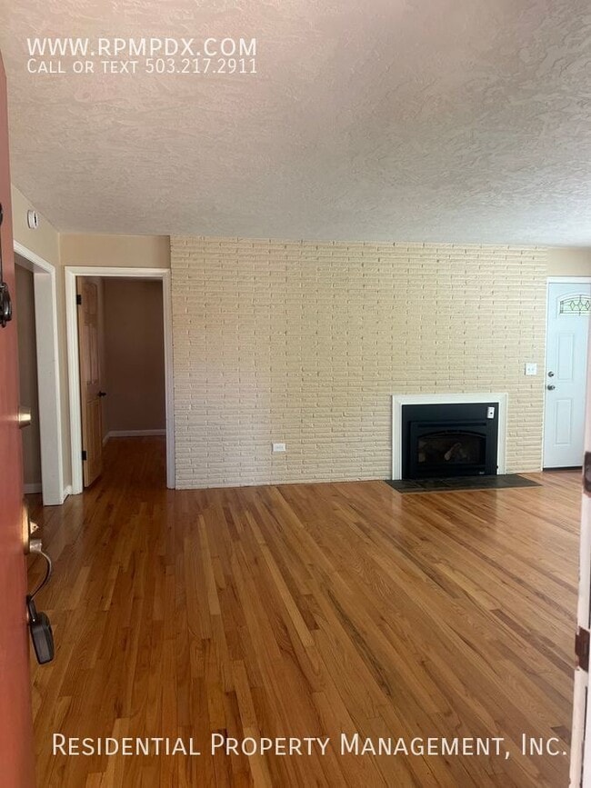 Building Photo - Vintage Charm & Modern Ammenities are foun...
