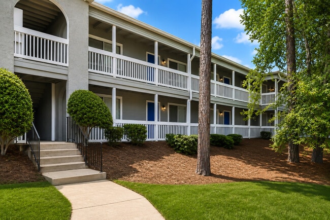 Exterior acogedor con una atractiva fachada y un ambiente comunitario confortable. - The Preserve at Camp Creek
