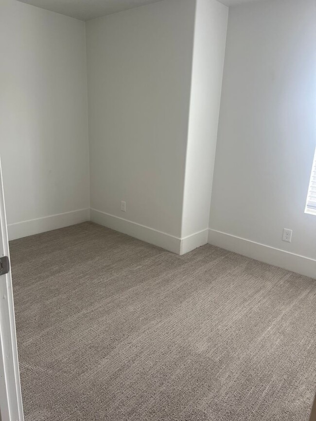 Building Photo - Newly completed Townhome