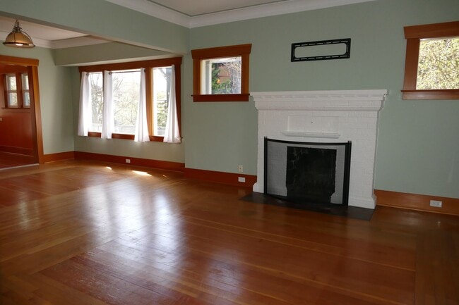 Building Photo - Gorgeous Sunset Hill Home - 2 Bedrooms + B...