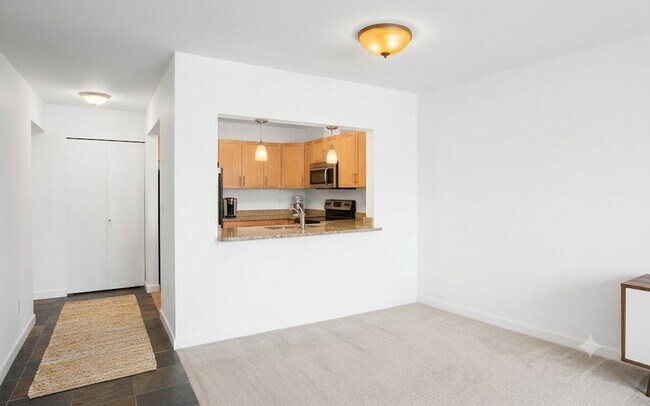 Foto del edificio - 5500 Friendship Blvd