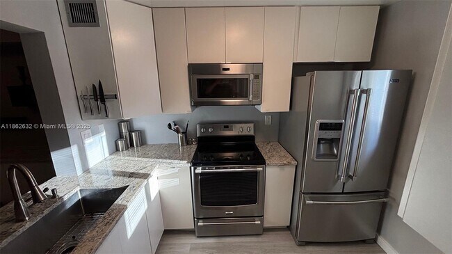 Foto del edificio - 2761 S Oakland Forest Dr