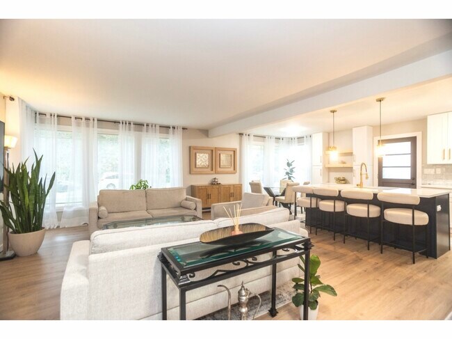 Foto del edificio - 726 Lawler Ave