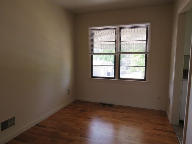 Building Photo - 3 Bedroom / 1.5 Bathroom Home in Convenient Location