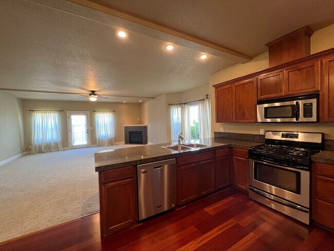 Building Photo - Spacious 3 Bedroom Home in Hood River