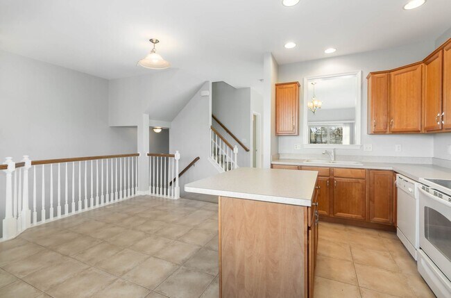 Foto del edificio - *UPCOMING* 3 Bedroom 2.5 Bath Town-Home Lo...