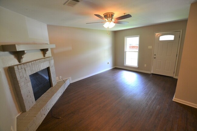 Building Photo - Charming 3 bedroom Duplex in Central, LA