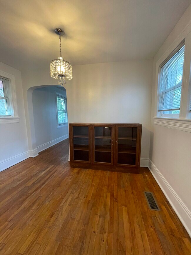 Pisos de madera noble en toda la casa. - 942 Russell St