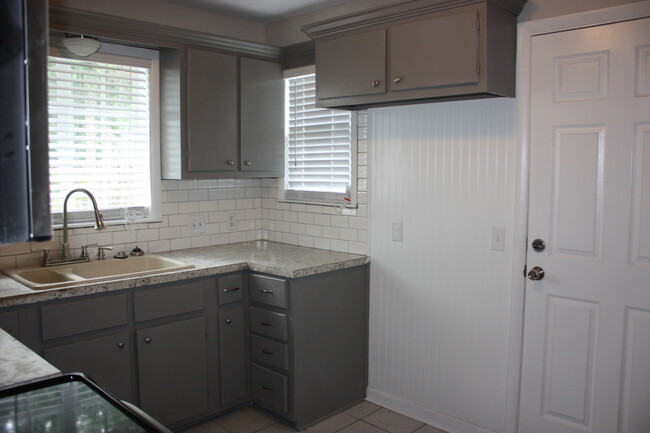 Building Photo - Fully updated 3 bedroom in Midtown!