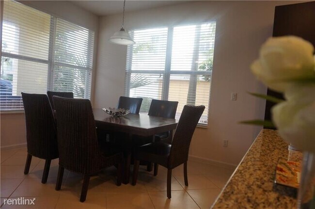 Building Photo - 3 br, 2.5 bath Townhome - 1501 NW 49th Ln