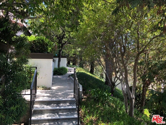 Building Photo - 1588 Palisades Dr