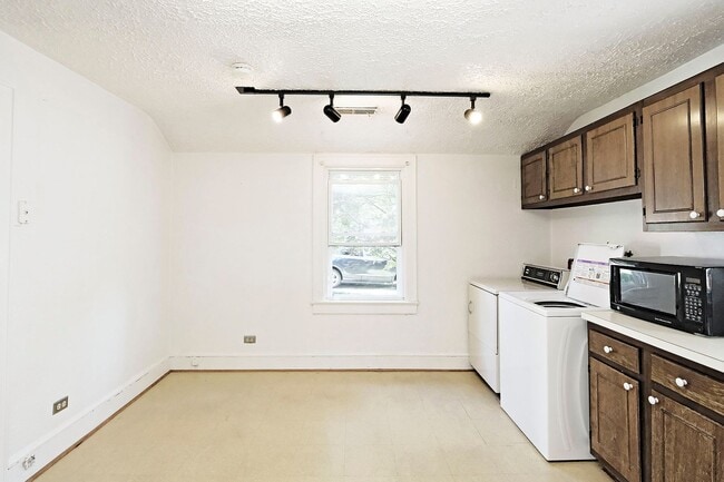 Building Photo - 1306 Chesapeake St