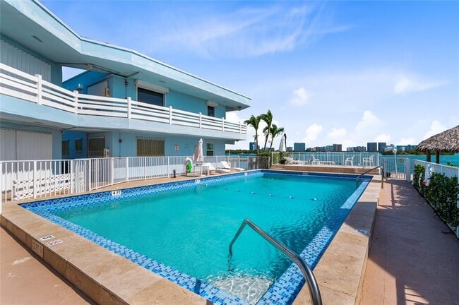 Foto del edificio - 2700 NE 135th St