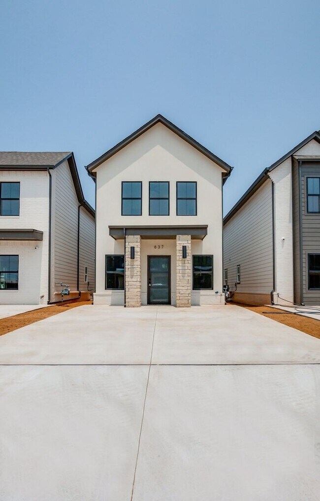 Foto del edificio - Modern Townhome Living near downtown Edmond