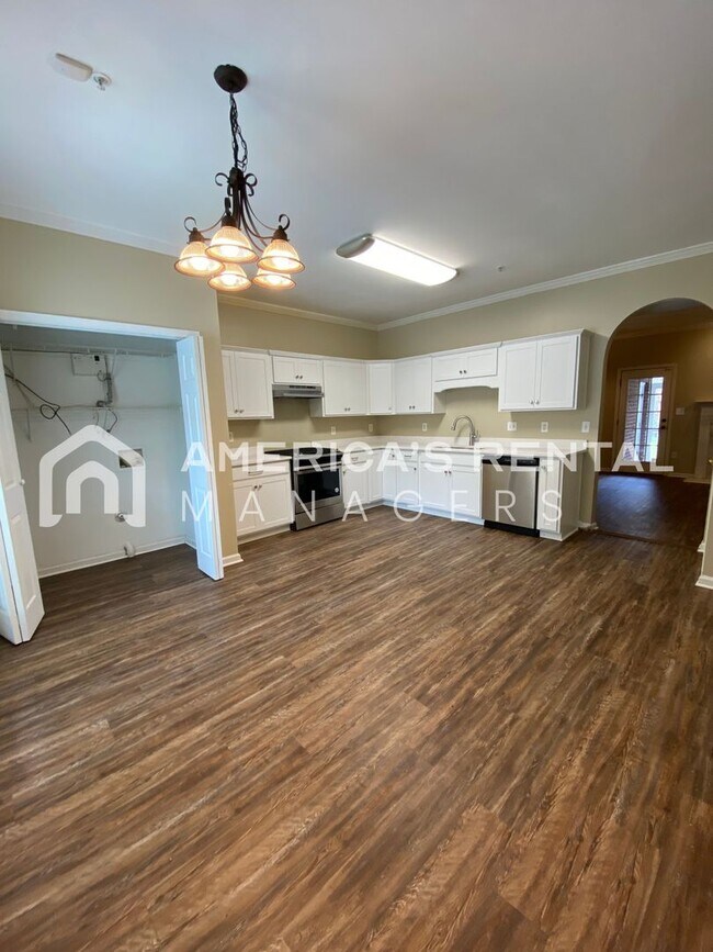Foto del edificio - Sign a 13 month lease by 12/15/2025 and have JANAURY RENT FREE!!! - LAKE FRONT VIEWS!!! - Large W...