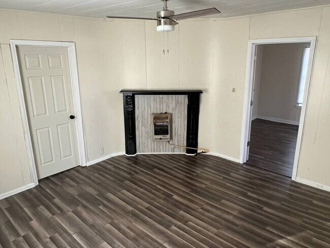 Building Photo - 607 Hall St