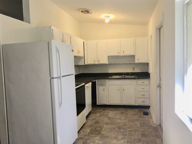 Foto del edificio - AVAILABLE AUGUST 2024 - Minutes from the S...
