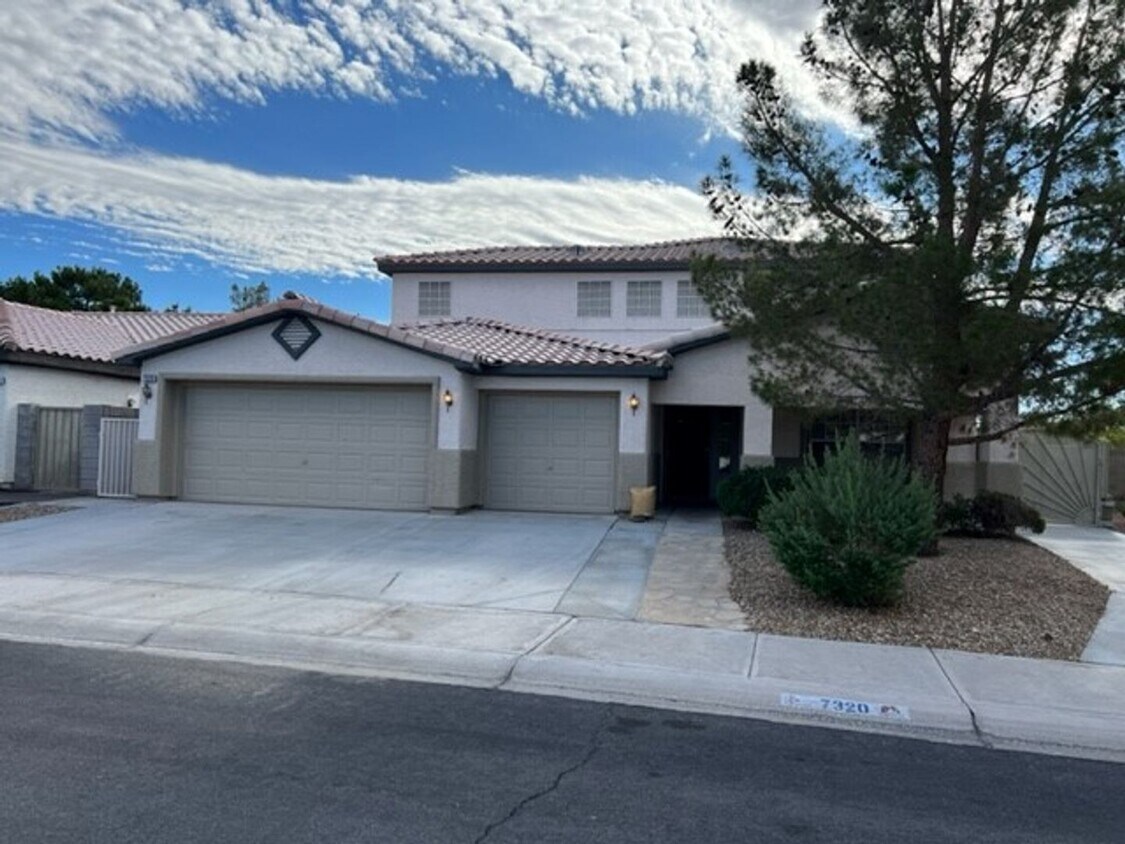 Primary Photo - 4 Bedrooom 3 1/2 Bath with a 3 car garage!