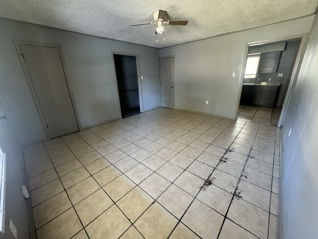 Sala de estar - 105 Wells Dr