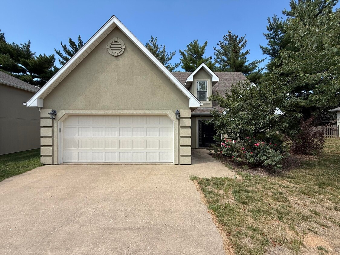 Primary Photo - 405 S Village Cir
