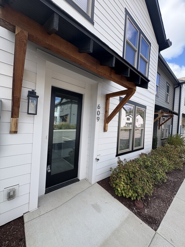 Primary Photo - 628 Wallace Ct