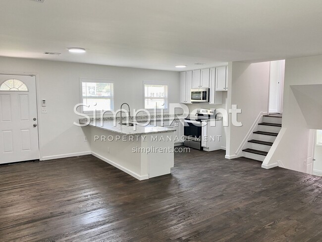 Building Photo - FULLY RENOVATED 3 / 2 Home - Available Now...