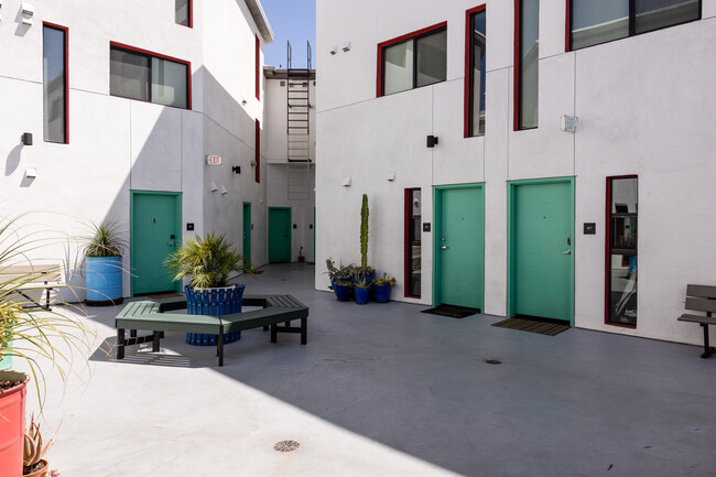 Building Photo - 654 N Virgil Ave