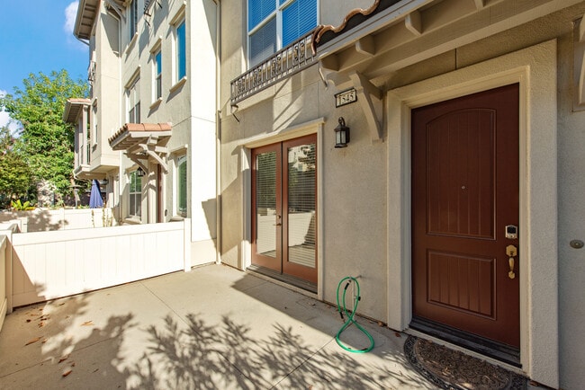 Building Photo - 1545 E Lincoln Ave
