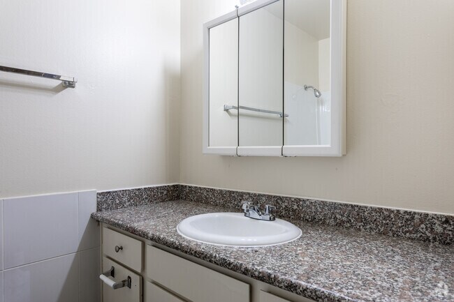 1BR, 1BA - 620 SF - Alder Royal