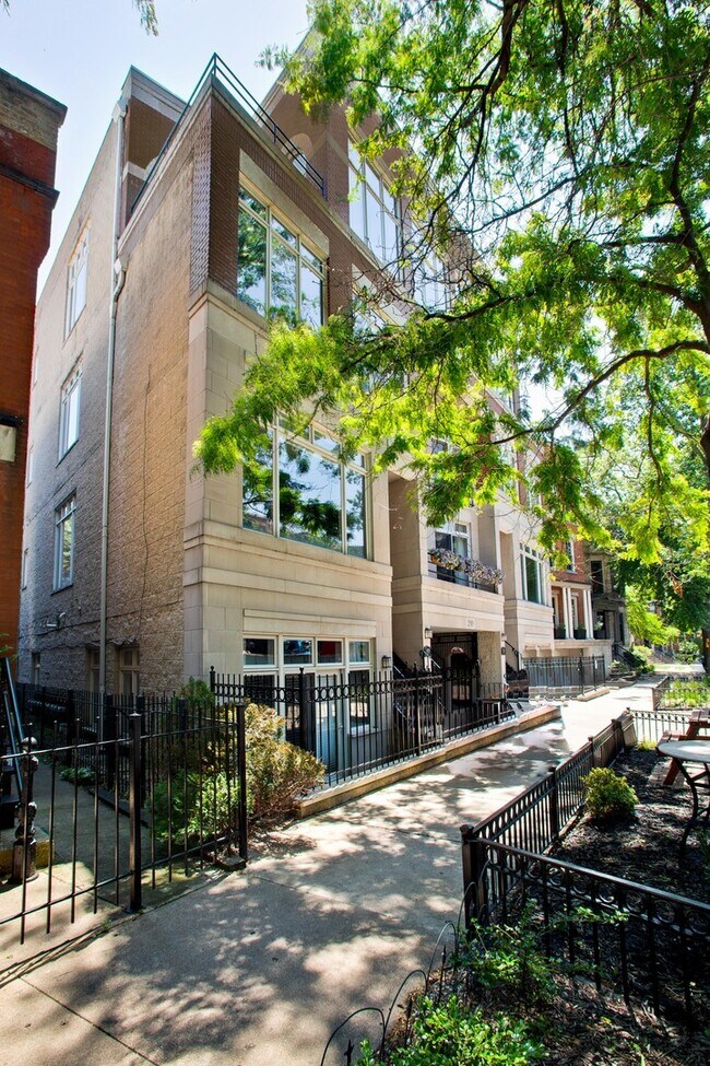 Building Photo - 2919 N Burling St