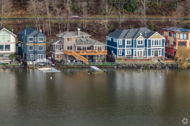 There are plenty of great, expansive homes on the shores of Lake Sammamish.
