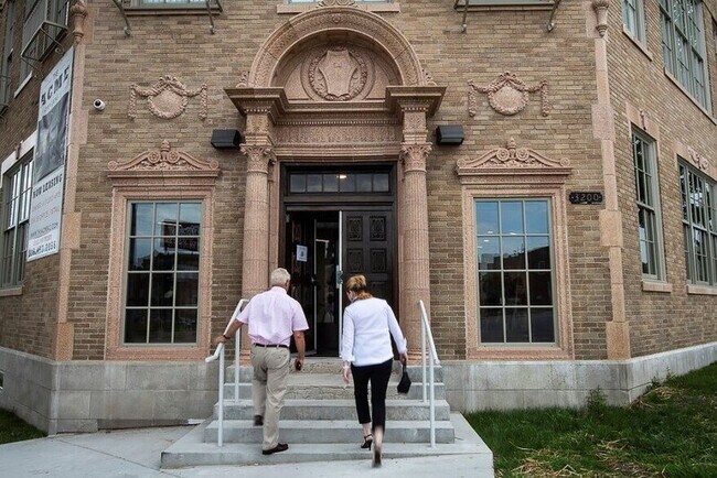 Building Photo - 3200 Gillham Rd