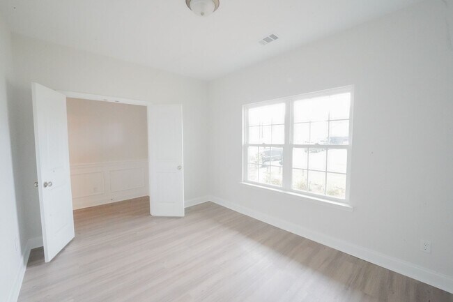 Foto del edificio - Available Now!